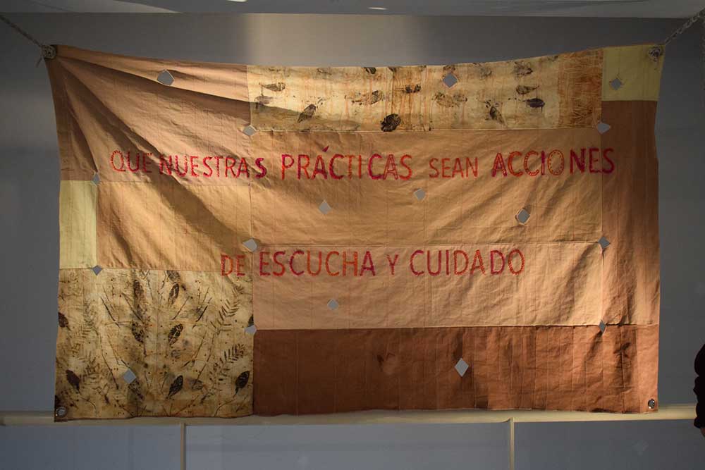 Puntadas como Alta Voz. Pieza textil 1, emplazada en 2 Museos. Bahía Blanca. Bienal de Arte Contemporáneo 2019